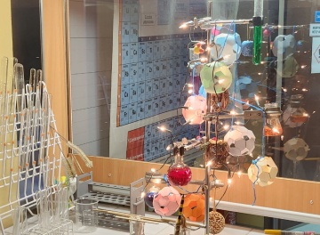 Powiększ obraz: Świąteczny nastrój w pracowni chemicznej (#Laboratoria Przyszłości)